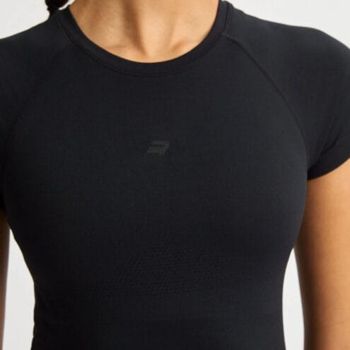 detaljer på en svart Röhnisch Seamless Flex Tee träningströja (dam)