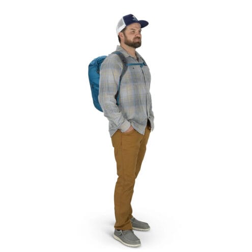 Man som bär Osprey Ultralight Dry Stuff Pack 20 hopvikbar ryggsäck