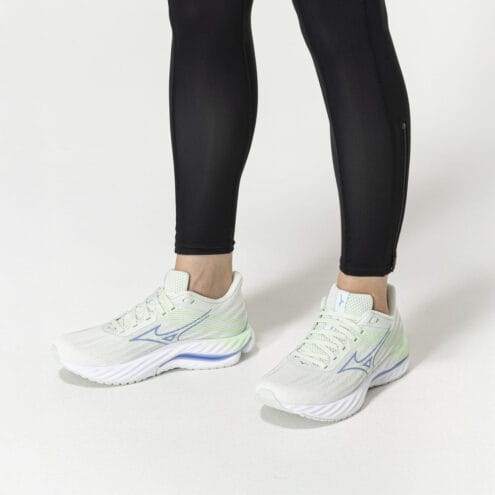 ett par Saucony Wave Inspire 21 löparskor (dam) på en modell