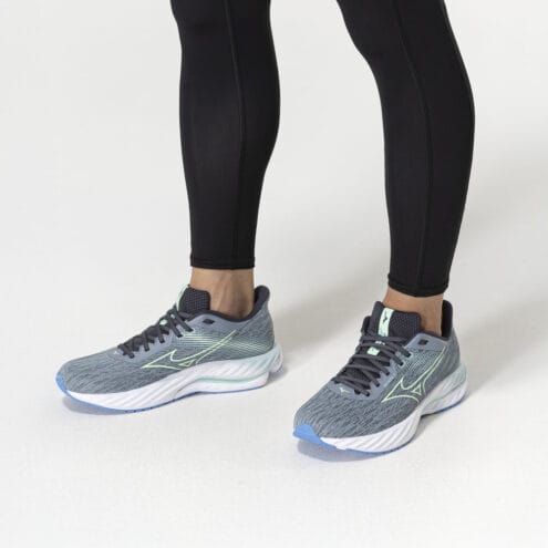 Saucony Wave Inspire 21 löparskor (herr) på en modell