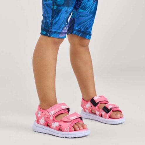 ett barn bär Reima Sandals Bungee Mumin sandaler (barn)