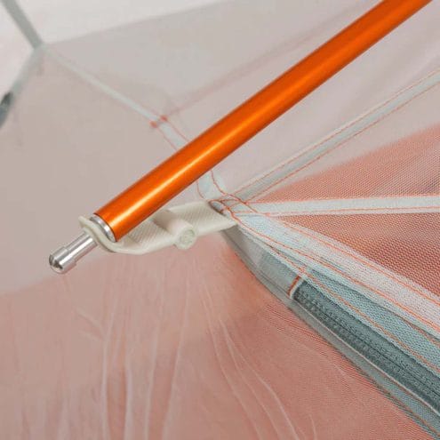 tältpinne på en Big Agnes Copper Spur UL2 kupoltält för två personer