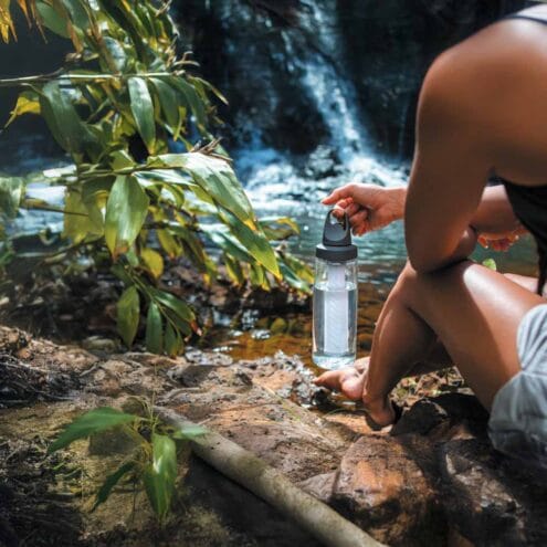 lifestylebild på en modell och Lifestraw Universal vattenfilter