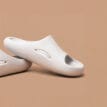 en lifestylebild på Crocs Mellow Recovery Slide (unisex)