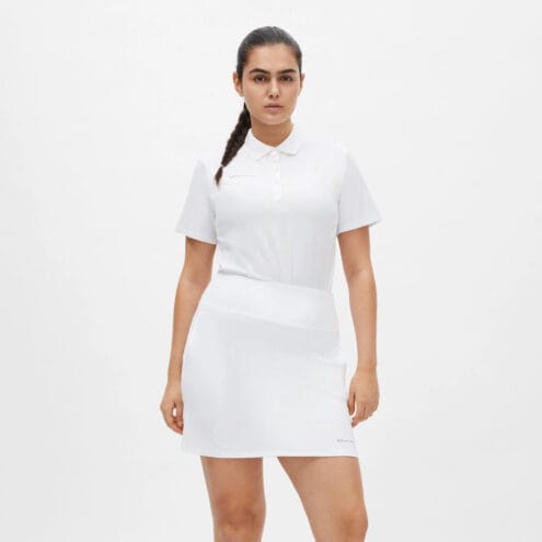 en modell bär Röhnisch Nicky Poloshirt piketröja (dam)