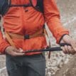 en modell använder Black Diamond Pursuit Flz Trekking Poles vandringsstavar