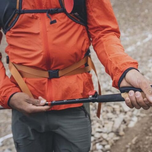 en modell använder Black Diamond Pursuit Flz Trekking Poles vandringsstavar