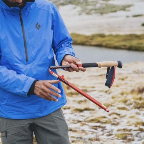 en person fäller ihop Black Diamond Pursuit Flz Trekking Poles vandringsstavar