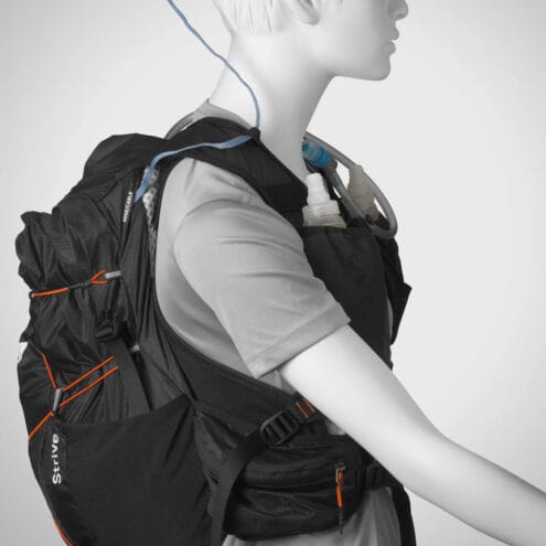 en modell bär Silva Strive Mountain Pack 17+3L ryggsäck med väst (unisex)