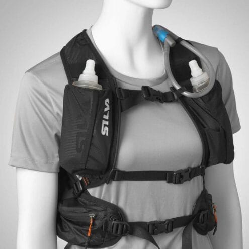 en docka bär en Silva Strive Mountain Pack 23+3L ryggsäck med väst (unisex)