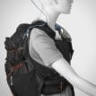 Silva Strive Mountain Pack 23+3L ryggsäck med väst (unisex) på en kläddocka