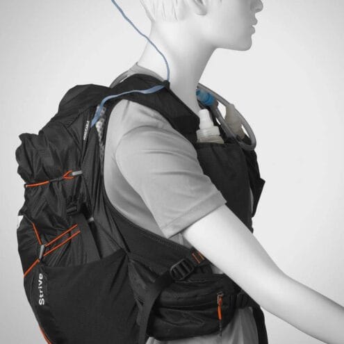 Silva Strive Mountain Pack 23+3L ryggsäck med väst (unisex) på en kläddocka