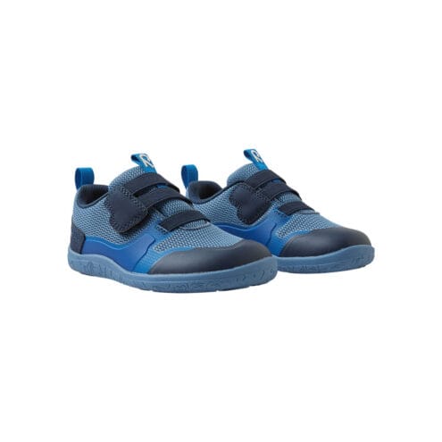 ett par blåá Reima Tepastelu barfotaskor sneakers (barn)