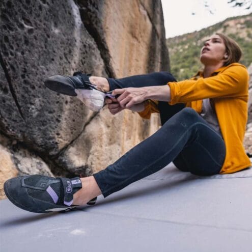 en kvinna använder Black Diamond Method S Climbing Shoes klätterskor (dam)
