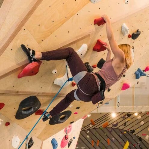 en kund bär Black Diamond Momentum Climbing Shoes klätterskor (dam)