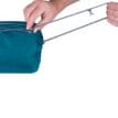 en människa använder Sea To Summit Selfinflate Mat Comfort Deluxe Wide självuppblåsbart liggunderlag
