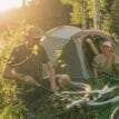 två människor använder Outwell Earth 5 Plus tunneltält för 5 personer
