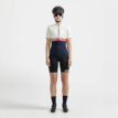 en modell bär en svart Craft Endur Bib Shorts C4 cykelshorts (dam)