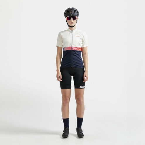 en modell bär en svart Craft Endur Bib Shorts C4 cykelshorts (dam)