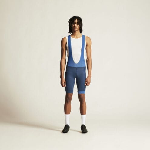 en modell bär en blå Craft Endur Bib Shorts C4 cykelshorts (herr)
