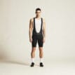 en modell bär en svart Craft Endur Bib Shorts C4 cykelshorts (herr)