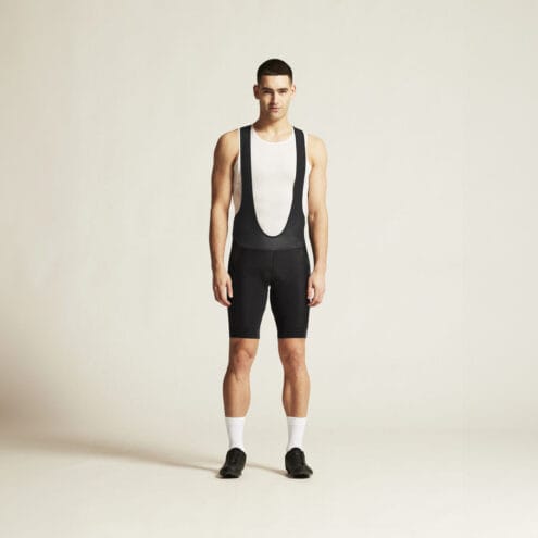 en modell bär en svart Craft Endur Bib Shorts C4 cykelshorts (herr)