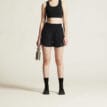en modell bär Craft Core Essence Shorts träningsshorts (dam)