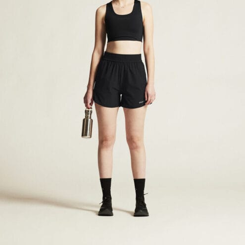 en modell bär Craft Core Essence Shorts träningsshorts (dam)