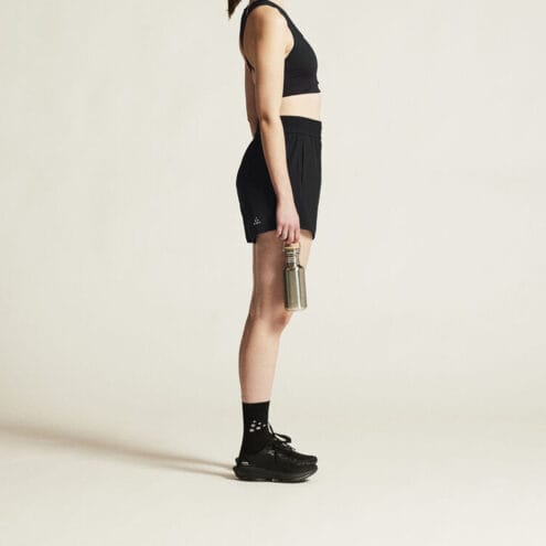 Craft Core Essence Shorts träningsshorts (dam) i profil på en modell