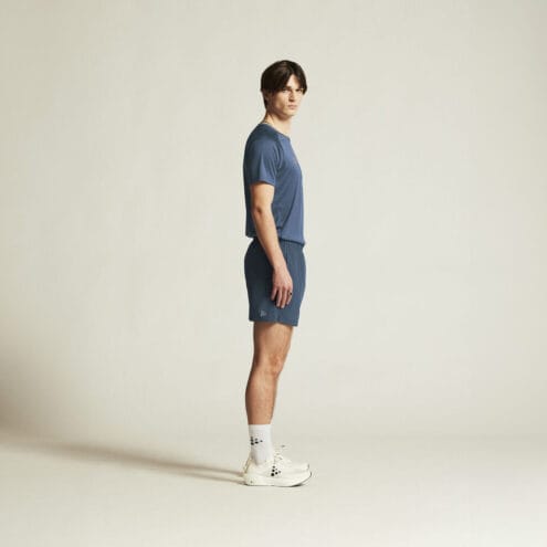 en modell bär Craft Core Essence Shorts 2 träningsshorts (herr) och står i profil