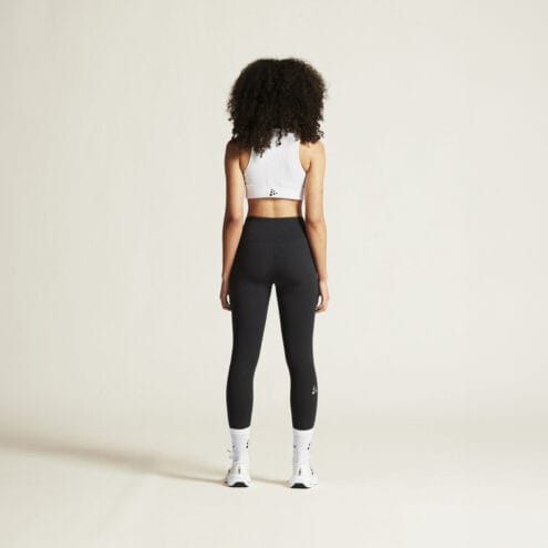 en modell bär Craft Core Essence Tights 2 träningstights (dam)
