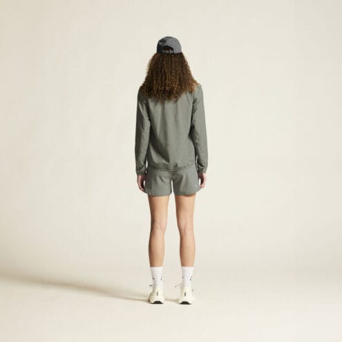 Craft Core Essence Wind Jacket vindjacka (dam) på en modell som visar baksidan