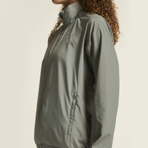 Craft Core Essence Wind Jacket vindjacka (dam) från sidan på en modell