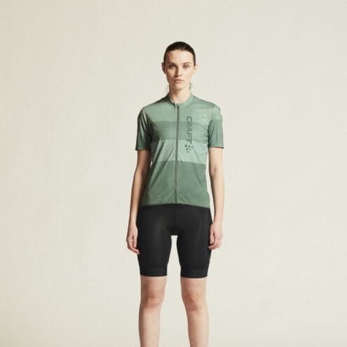 en modell bär Craft Core Endur Logo Jersey cykeltröja (dam)