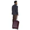 en man håller i en Osprey Ozone 2-Wheel Carry-On 40L resväska (2025) (unisex)