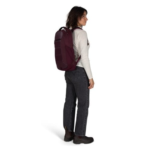 Osprey Ozone Laptop Backpack ryggsäck (unisex)på en kvinnlig modell