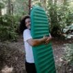 en person som bär en Therm-a-rest Trail Pro självuppblåsbart liggunderlag