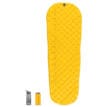 Sea To Summit Aircell Mat Ultralight Pump självuppblåsbart liggunderlag med en packad storlek brevid