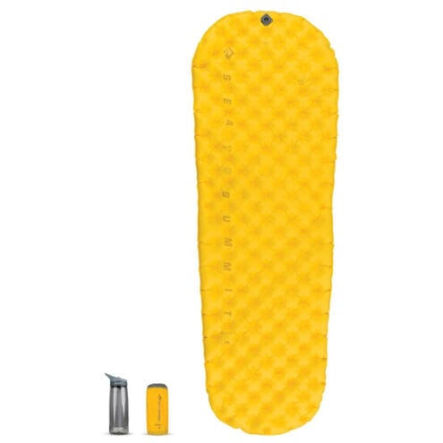 Sea To Summit Aircell Mat Ultralight Pump självuppblåsbart liggunderlag med en packad storlek brevid