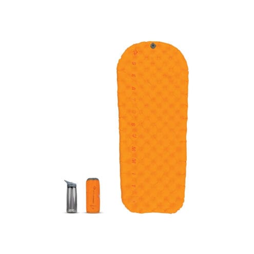 Sea To Summit Aircell Mat Ultralight Insulated Pump uppblåsbart liggunderlag brevid en ihoppackad Sea To Summit Aircell Mat Ultralight Insulated Pump uppblåsbart liggunderlag