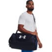 en modell bär Under Armour Undeniable 5.0 Small träningsväska (unisex)
