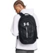 en modell bär Under Armour Hustle 6.0 träningsväska med datorfack (unisex)