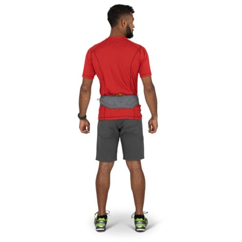 en man bäår Osprey Duro Dyna LT Belt löparbälte (unisex)