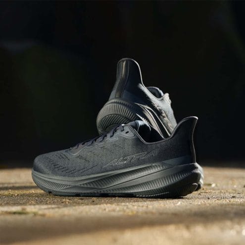 Ett par Altra Experience Flow 2 löparskor (herr) i färgen Black/Black