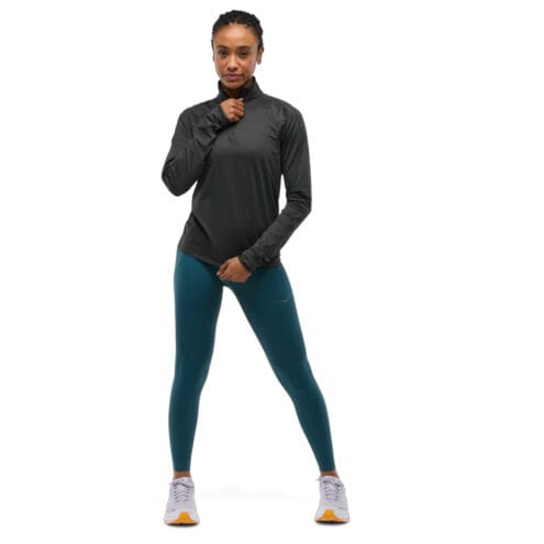 Hoka Glidetech Quarter Zip träningströja (dam) på en modell