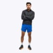 en modell bär en Hoka Glidetech Quarter Zip träningströja (herr)