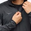 halv dragkedja på en svart Hoka Glidetech Quarter Zip träningströja (herr)