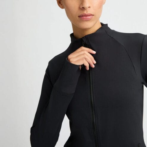 detaljer på en Röhnisch Legacy Full Zip träningströja (dam) på en modell