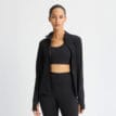 en öppen Röhnisch Legacy Full Zip träningströja (dam) på en modell