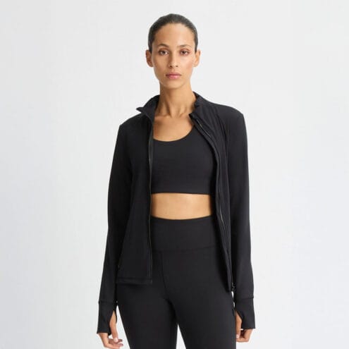 en öppen Röhnisch Legacy Full Zip träningströja (dam) på en modell